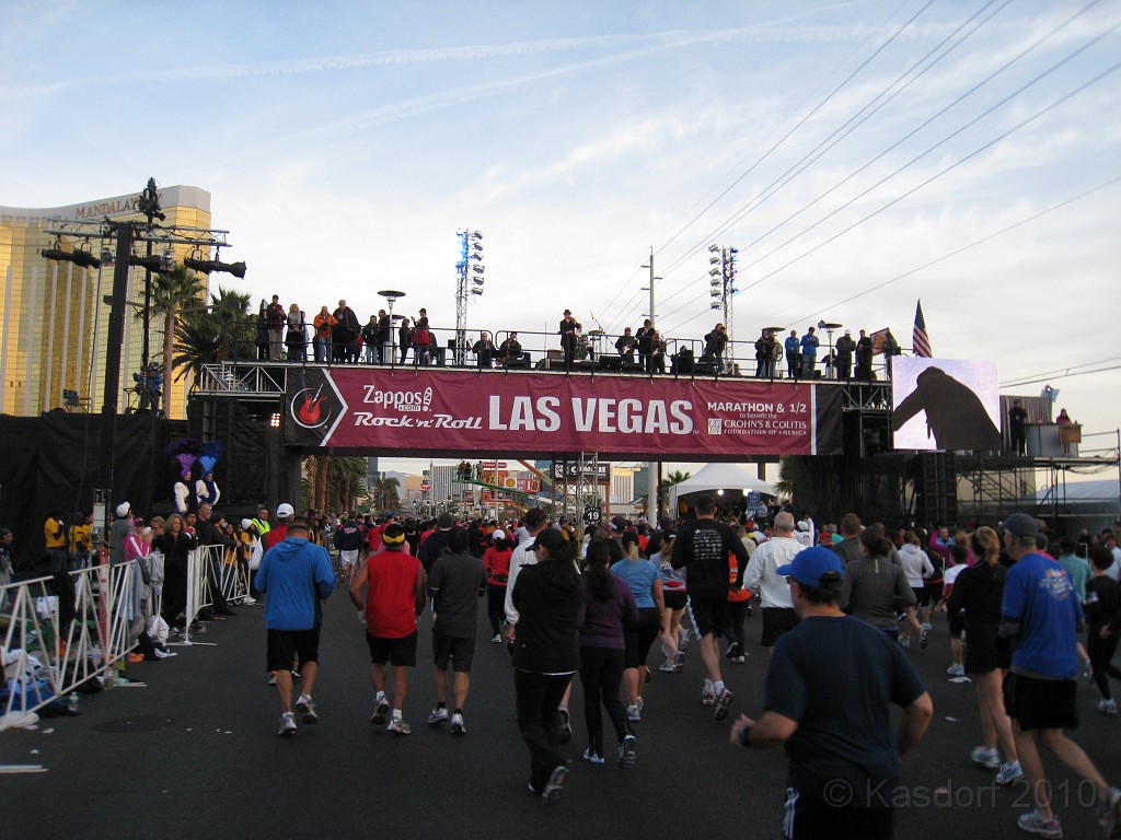 Las Vegas 2010 - Marathon 0341.JPG - The 2010 Las Vegas Fire - Ice and Sweat Tour. Half Marathon, Red Rock Canyon, Casinos, Valley of Fire.... and buffets!